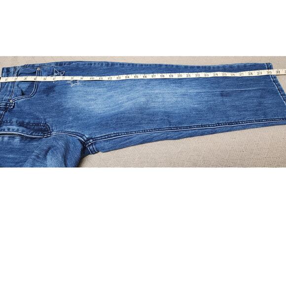 CJ Banks Classic Fit Capri Jeans featuring a star pattern Women's Size 6 - Picture 3 of 9